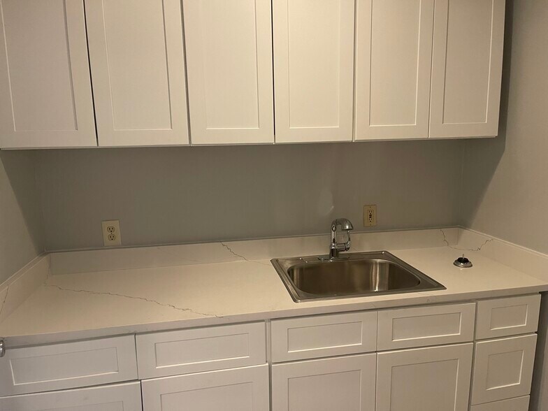 More Photos Of 4095 SE I 10 Frontage Rd, Sealy Medical For Sale