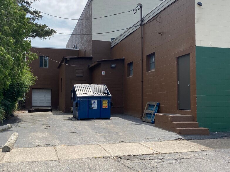 More Photos Of 1400 St Paul St, Rochester Showroom For Lease