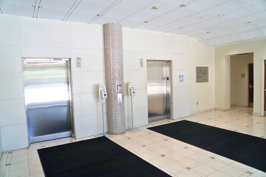 More Photos Of 2121 N 15th St, Arlington Office For Lease