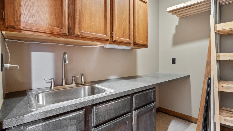 More Photos Of 202 S 9th St, Indianola Storefront For Sale