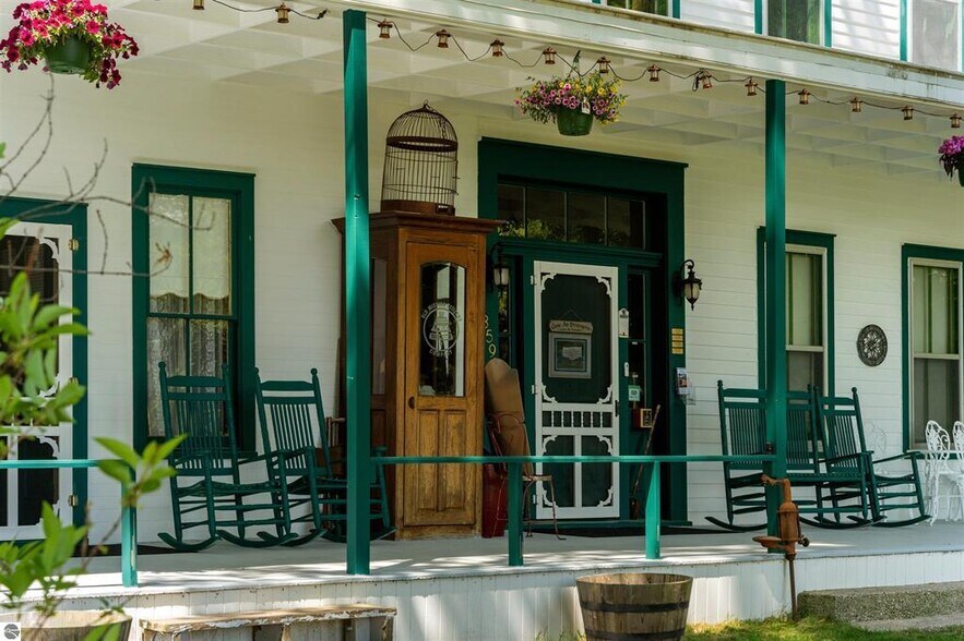 More Photos Of 18599 Mission Rd, Traverse City Hotel For Sale