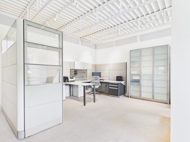 More Photos Of 1111 Lagoon Dr, Dallas Office For Sale