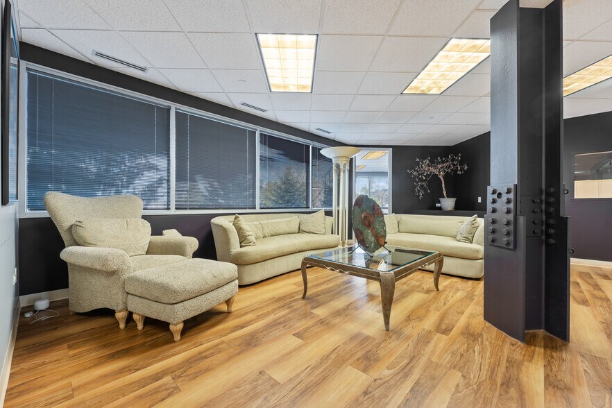 More Photos Of 1 TransAm Plaza Dr, Oakbrook Terrace Office For Sale