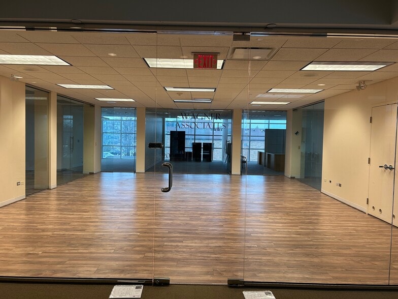 More Photos Of 1725 N McGovern St, Highland Park Medical For Lease
