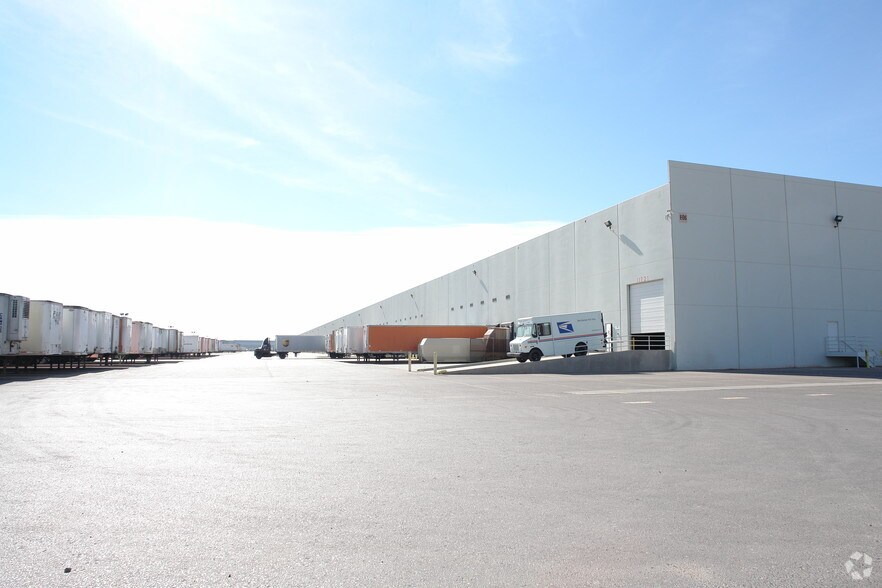 More Photos Of 11751 Alameda Ave, Socorro Distribution For Lease