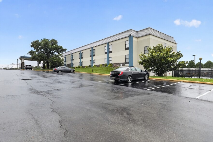 More Photos Of 40 New Garver Rd, Monroe Hotel For Sale