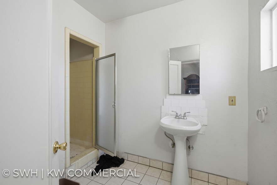 More Photos Of 130 Kern St, Taft Hotel For Sale