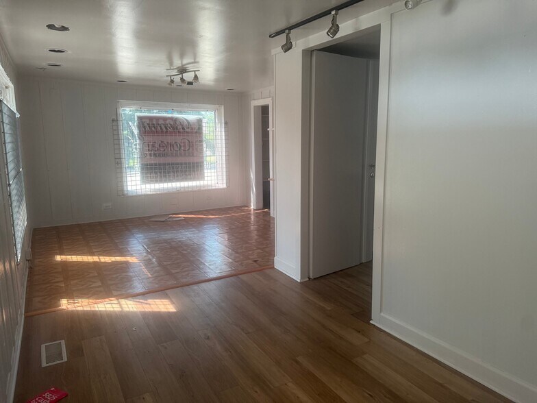 More Photos Of 231 N Milwaukee Ave, Wheeling Freestanding For Sale