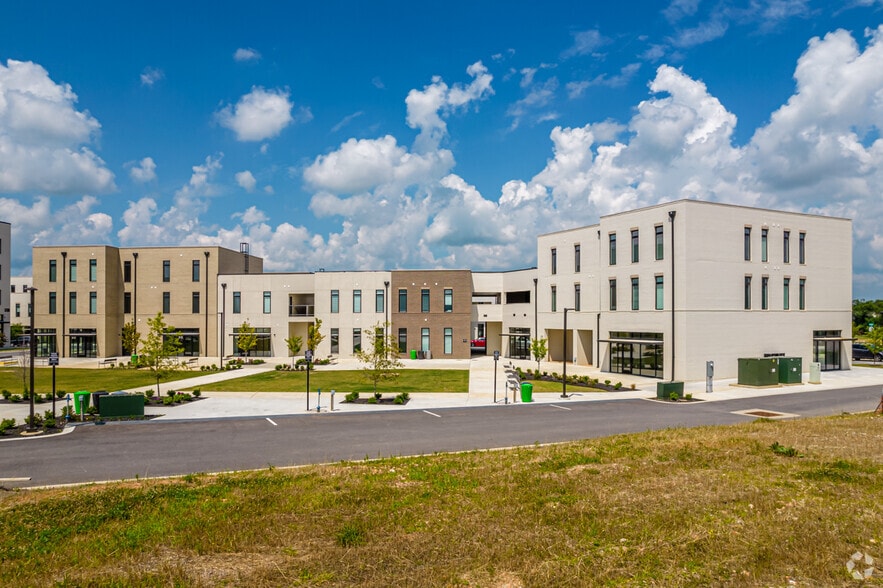 More Photos Of 5100 W Park Dr, Rogers Unknown For Lease