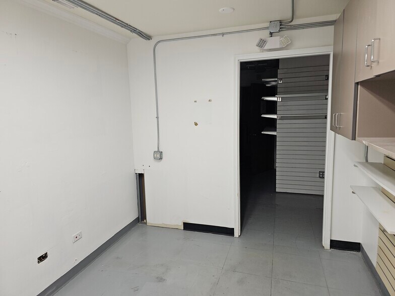 More Photos Of 402 W Boughton Rd, Bolingbrook Medical For Lease