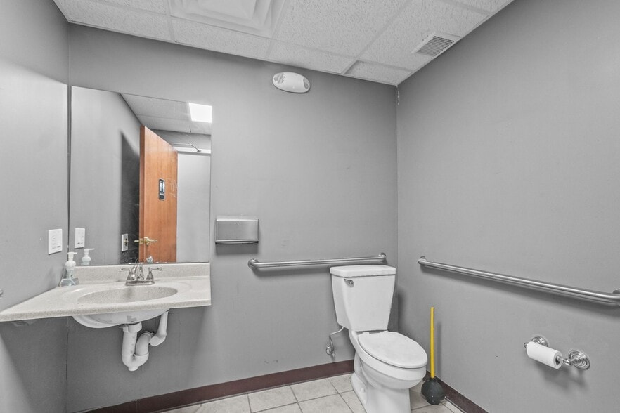 More Photos Of 495 Central Ave, Seekonk Medical For Lease