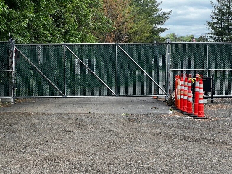 More Photos Of 50 Newberry Rd, East Windsor Service For Lease