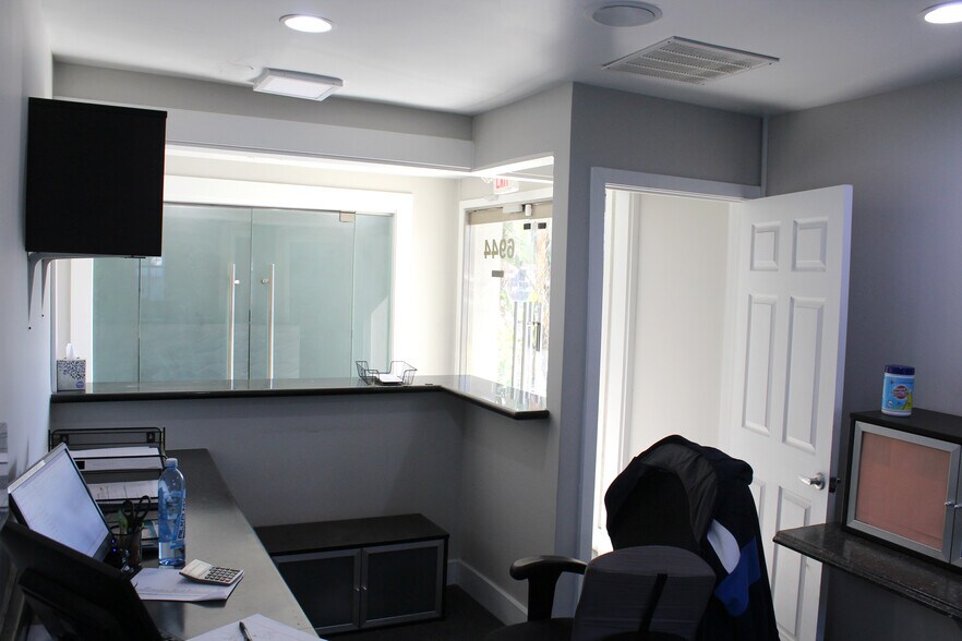 More Photos Of 6944 Reseda Blvd, Reseda Freestanding For Lease