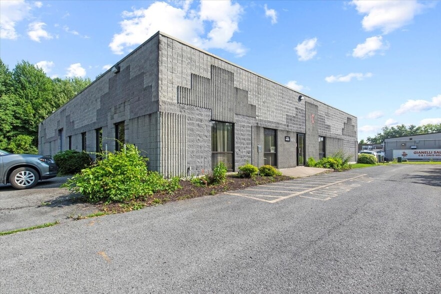 More Photos Of 200 Gateway Park Dr, Syracuse Warehouse For Lease