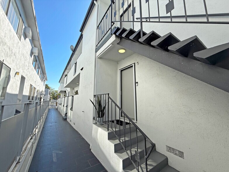 More Photos Of 1015 N Vista St, West Hollywood Apartments For Sale