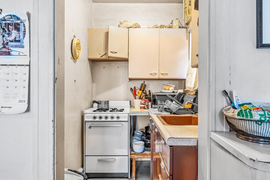 More Photos Of 694 Pont Reading Rd, Ardmore Storefront Retail Residential For Sale