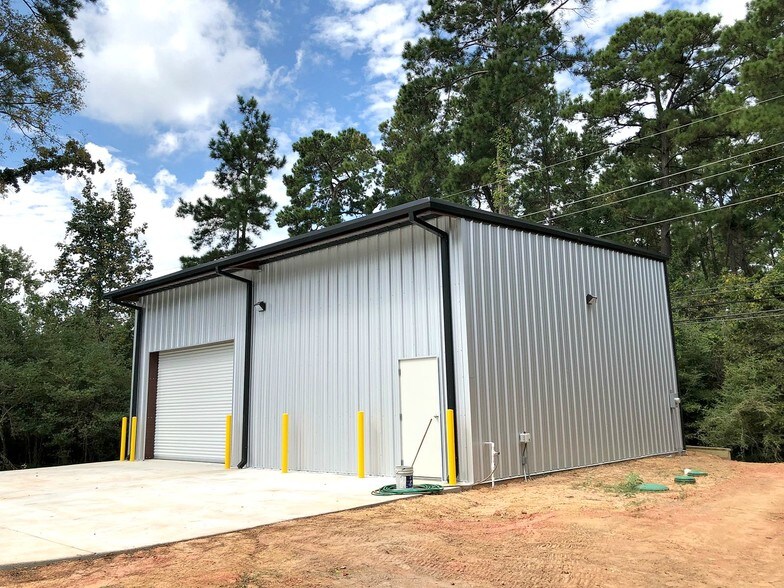 More Photos Of 923 Weisinger Dr, Magnolia Warehouse For Lease