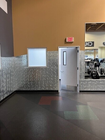 More Photos Of 6095 SE Tualatin Valley Hwy, Hillsboro Health Club For Lease