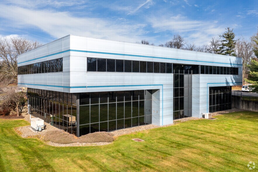 More Photos Of 2 Summit Ct, Fishkill Office For Lease