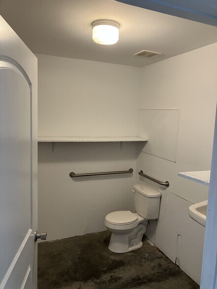 More Photos Of 2043 Highway 70 W, Dickson Unknown For Lease