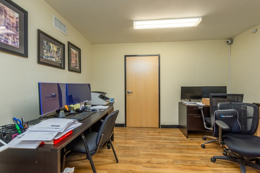 More Photos Of 7131-7133 Darby Ave, Reseda Office For Sale