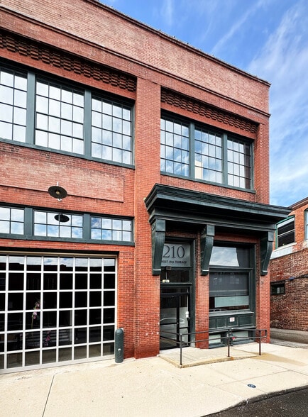 More Photos Of 210 W 19th Ter, Kansas City Office For Lease