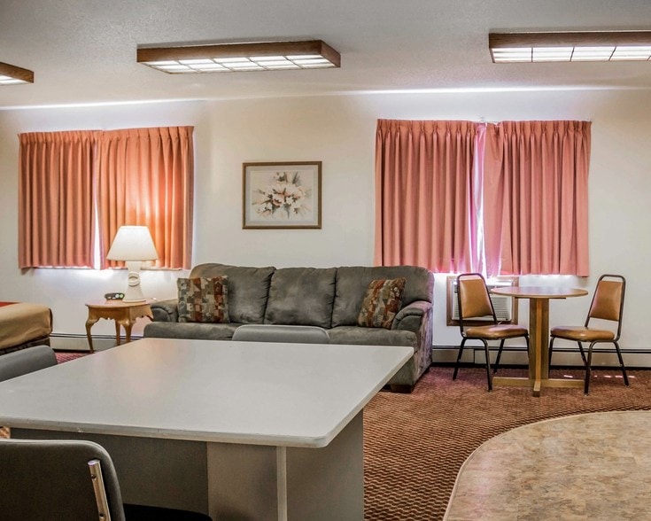 More Photos Of 921 N Lincoln Rd, Escanaba Hotel For Sale