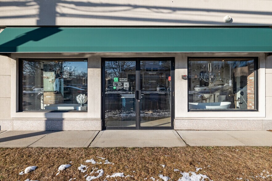 More Photos Of 17 E Jericho Tpke, Huntington Station Storefront Retail Office For Lease