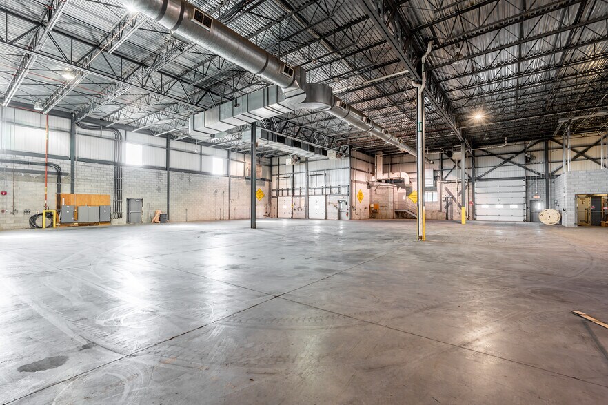 More Photos Of 3000 Boul Pitfield, Montréal Warehouse For Sale