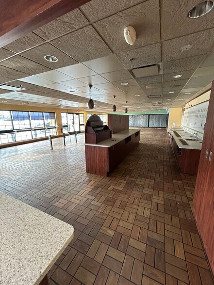 More Photos Of W188N10963 Maple Rd, Germantown Service Station For Sale