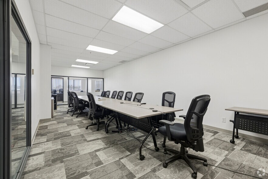 More Photos Of 1400 Av St-Jean-Baptiste, Québec Flex For Lease