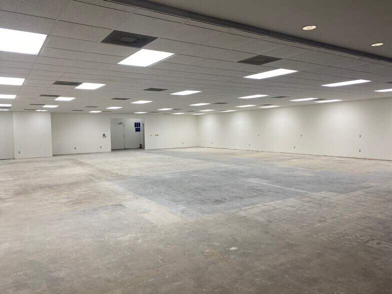 More Photos Of 17636 Chatsworth St, Granada Hills Storefront For Lease