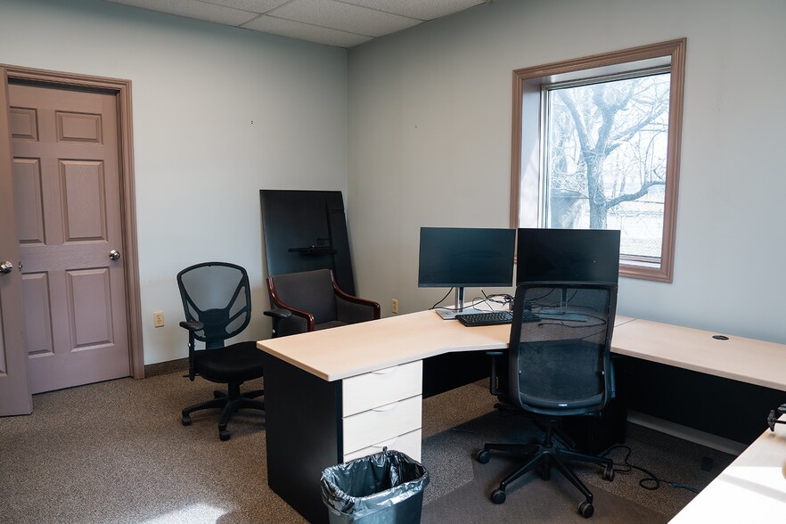 More Photos Of 200 Eastport Blvd, Hamilton Warehouse For Lease