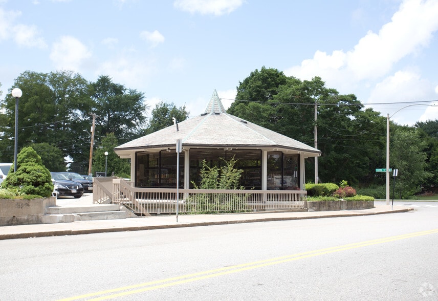 Primary Photo Of 1148 Centre St, Newton Freestanding For Lease