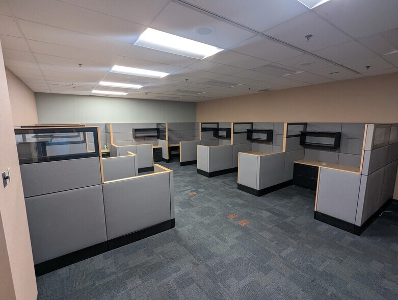 More Photos Of 6262 Cochran Rd, Solon Flex For Sale