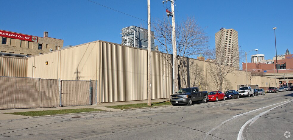 More Photos Of 300 N Jefferson St, Milwaukee Warehouse For Lease