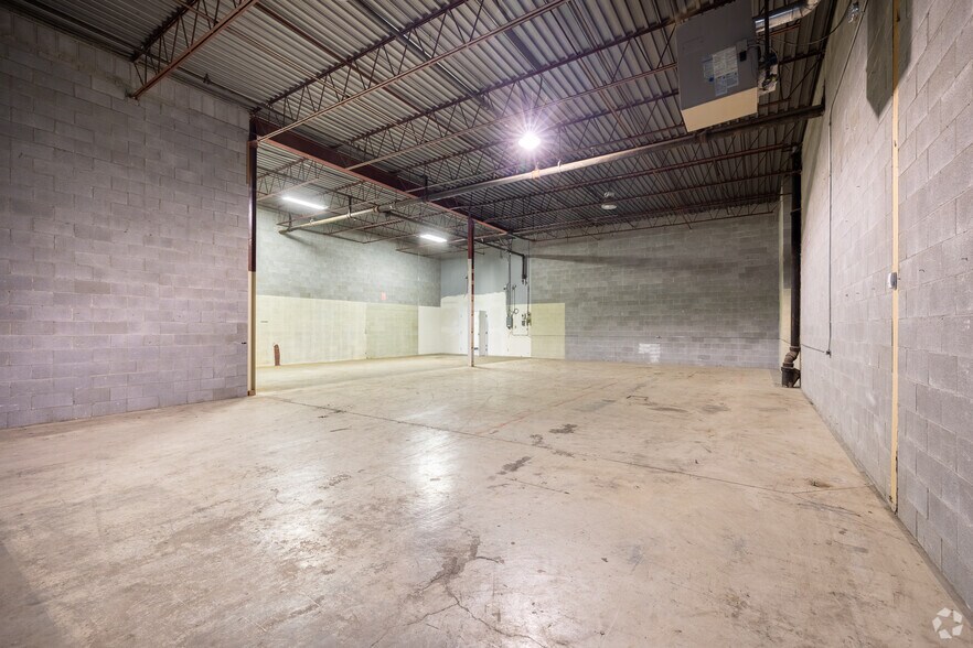 More Photos Of 1100-1240 Rue Beaulac, Montréal Showroom For Lease