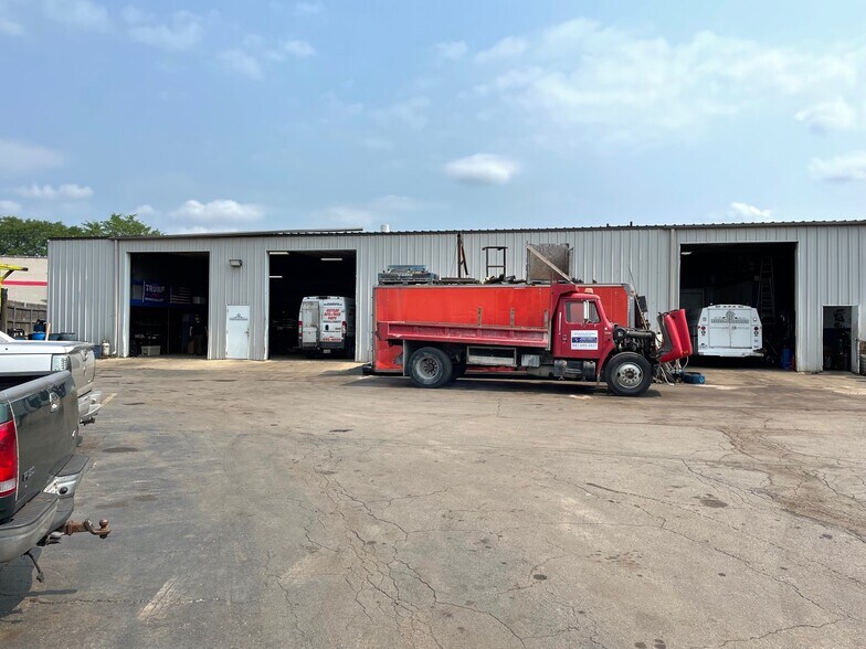 More Photos Of 765 Villa St, Elgin Warehouse For Lease