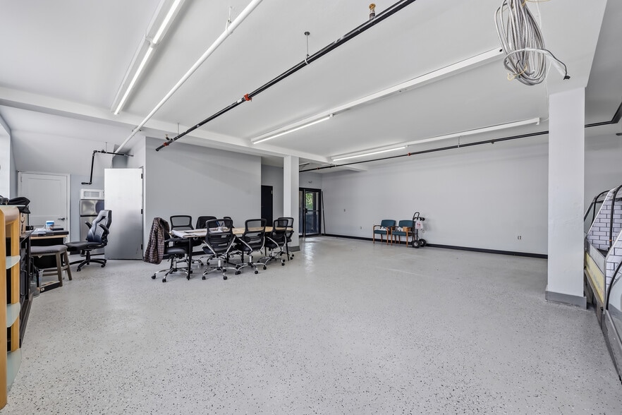 More Photos Of 145-555 Hamilton St, Allentown Showroom For Lease