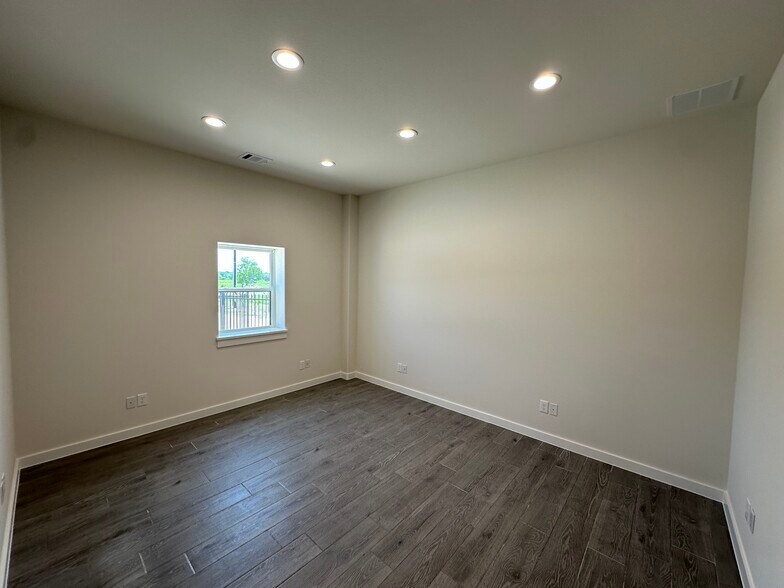 More Photos Of 16013 FM 429, Terrell Flex For Lease