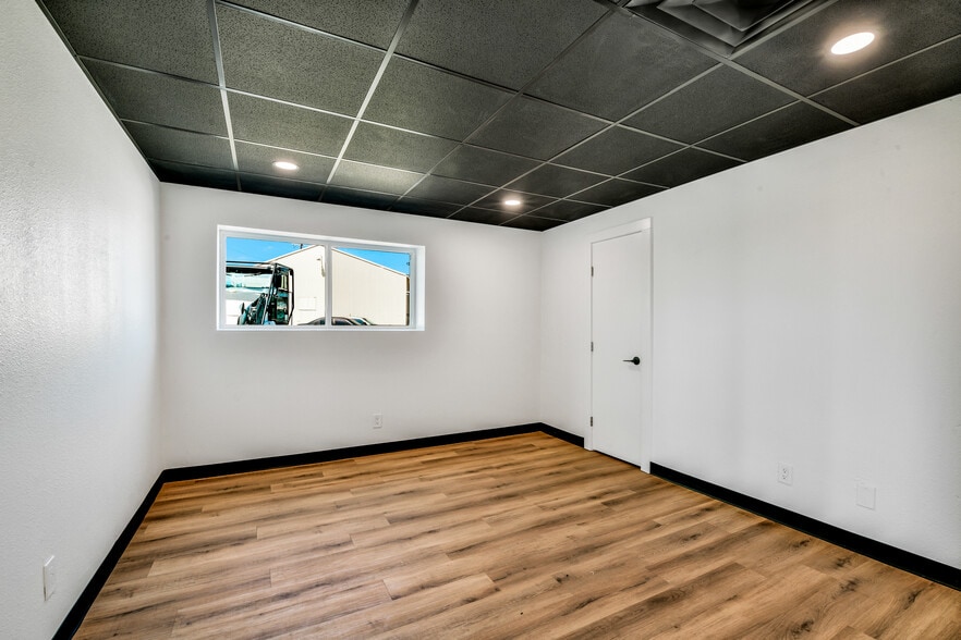 More Photos Of 3115 Sabine St, Forest Hill Warehouse For Sale