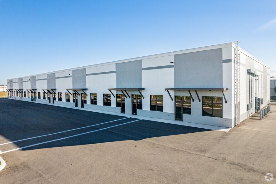 More Photos Of 17081 Cam Ct, Fort Myers Light Distribution For Lease