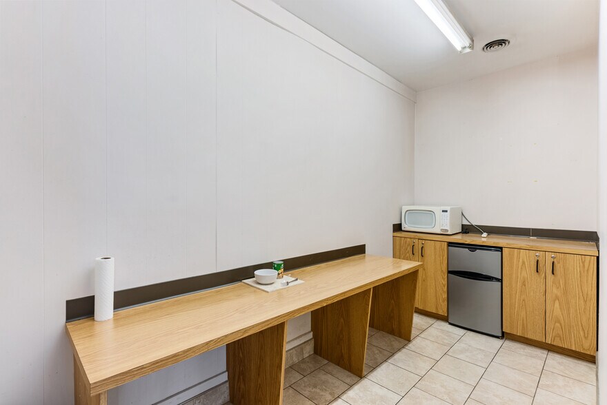 More Photos Of 5054 Miller Rd, Flint Freestanding For Sale