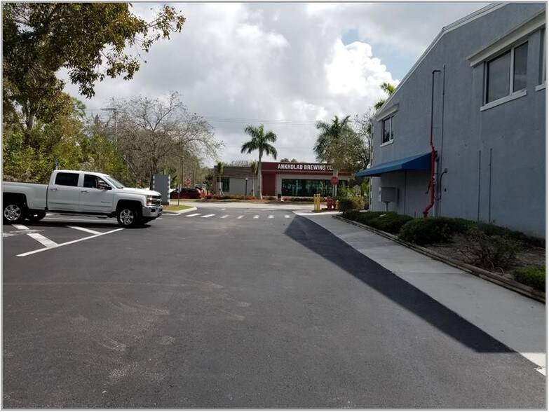 More Photos Of 3570-3590 Bayshore Dr, Naples Storefront Retail Residential For Lease