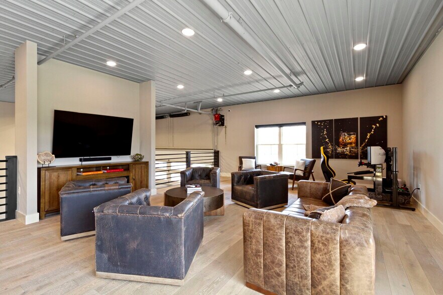 More Photos Of 17745 Motor District Cir, Westfield Showroom For Sale