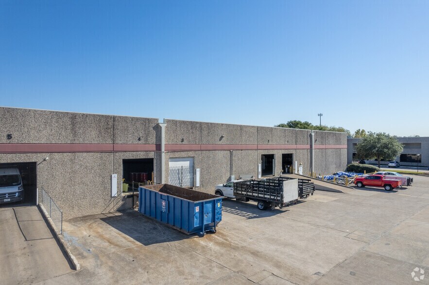 More Photos Of 2055 Silber Rd, Houston Unknown For Lease