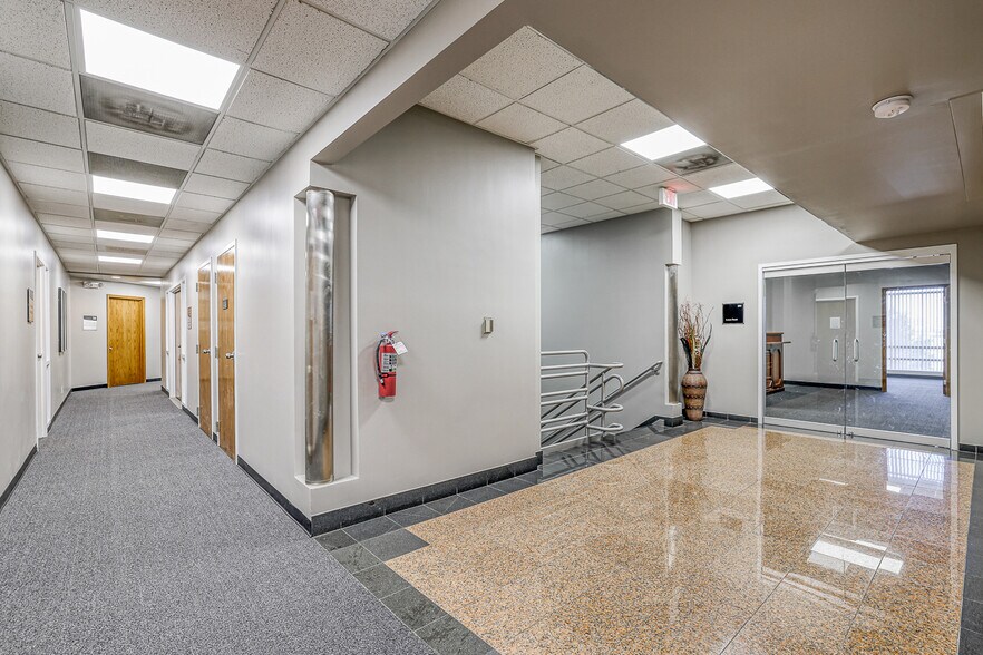 More Photos Of 10502 NW Ambassador Dr, Kansas City Office For Lease
