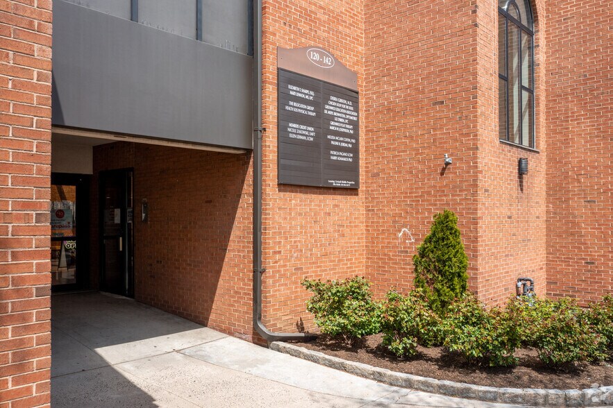 More Photos Of 120-150 E Putnam Ave, Cos Cob Office For Lease