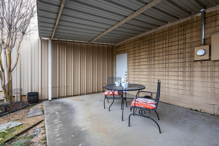 More Photos Of 211 N Main St, Bonham Office Residential For Sale