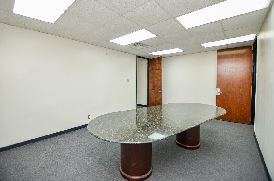 More Photos Of 3914 Fairhill Dr, Houston Office For Lease